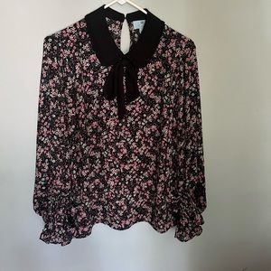 Cece blouse, black floral Large with tie neck